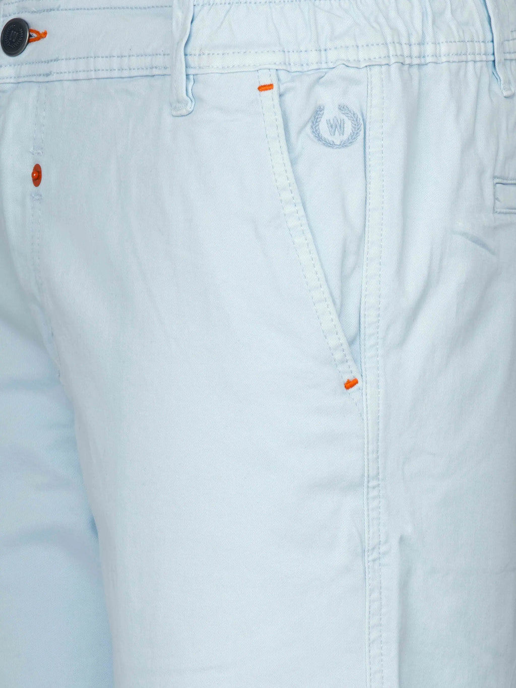 Die hellblauen Shorts von Easton