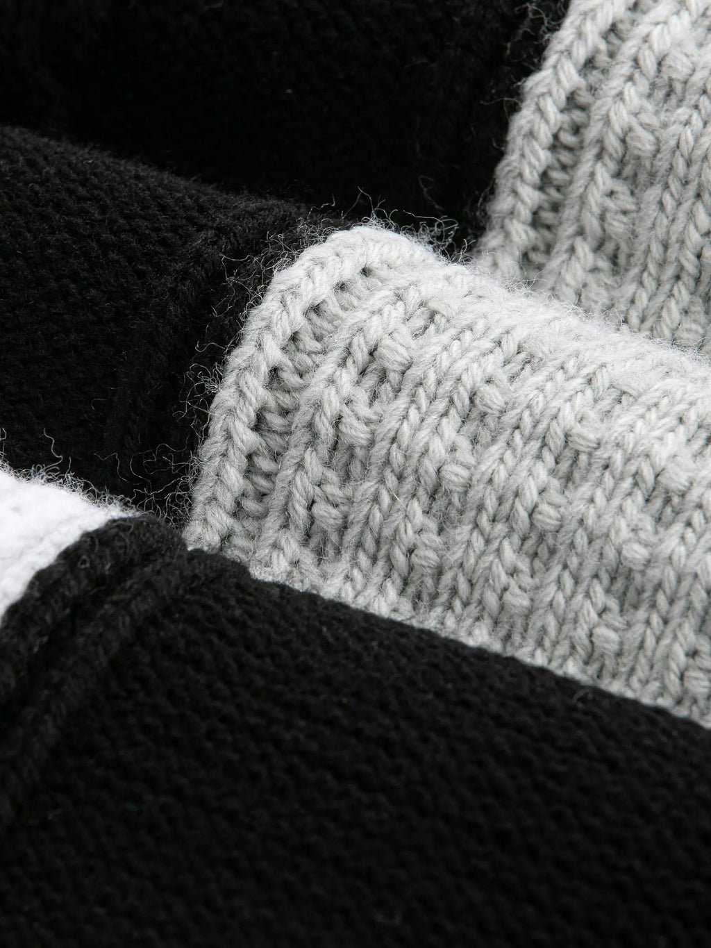 Strickwaren mit Cambridge-Muster, schwarz-weiß