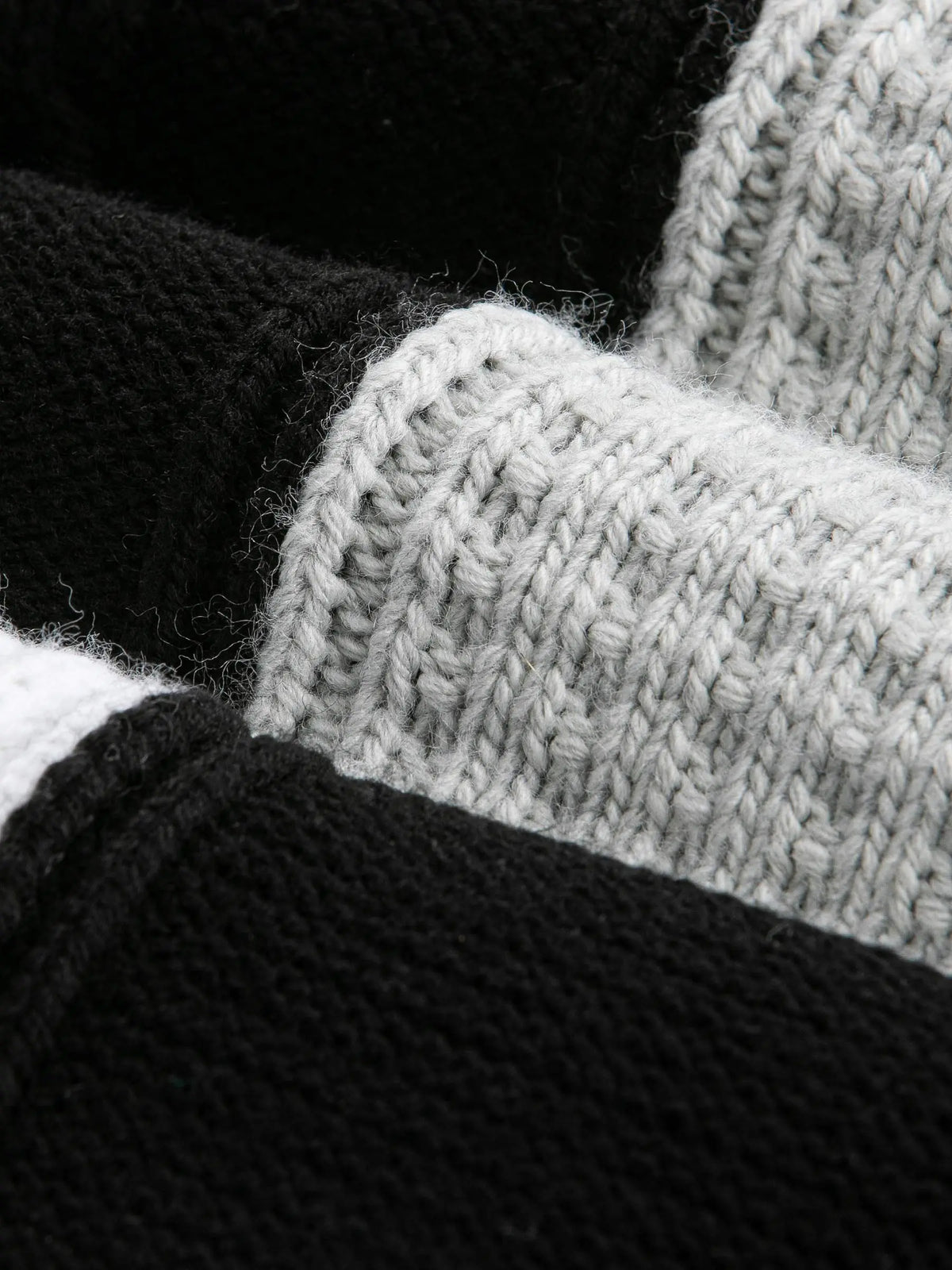 Strickwaren mit Cambridge-Muster, schwarz-weiß