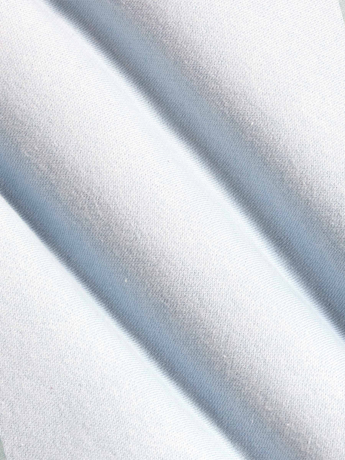 Der hellblaue Titan-Pullover