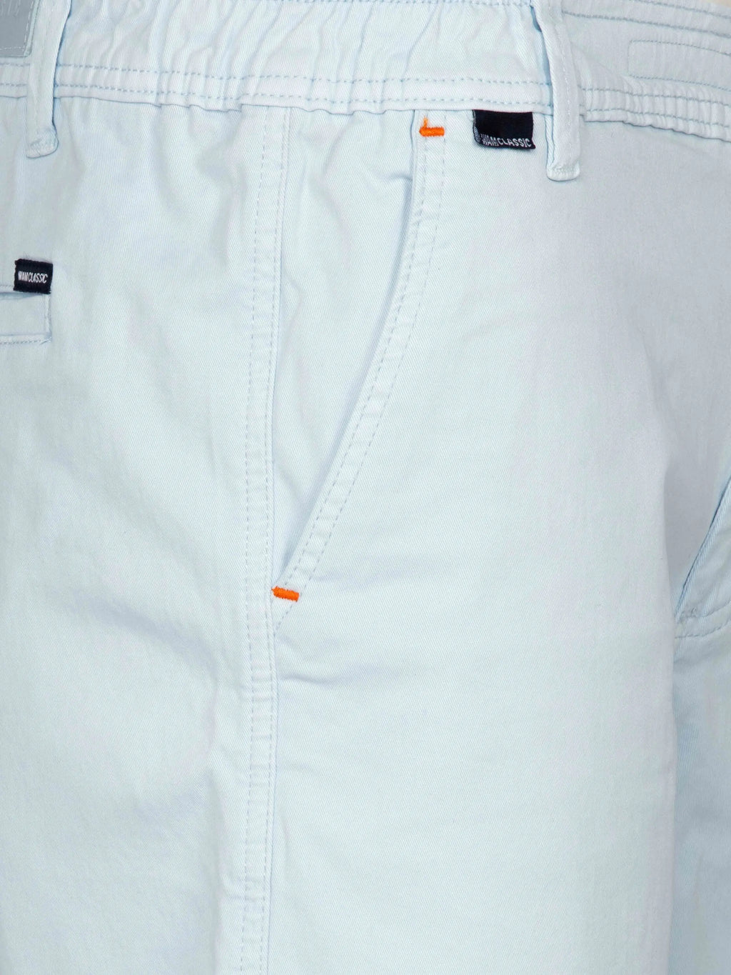 Die hellblauen Shorts von Easton