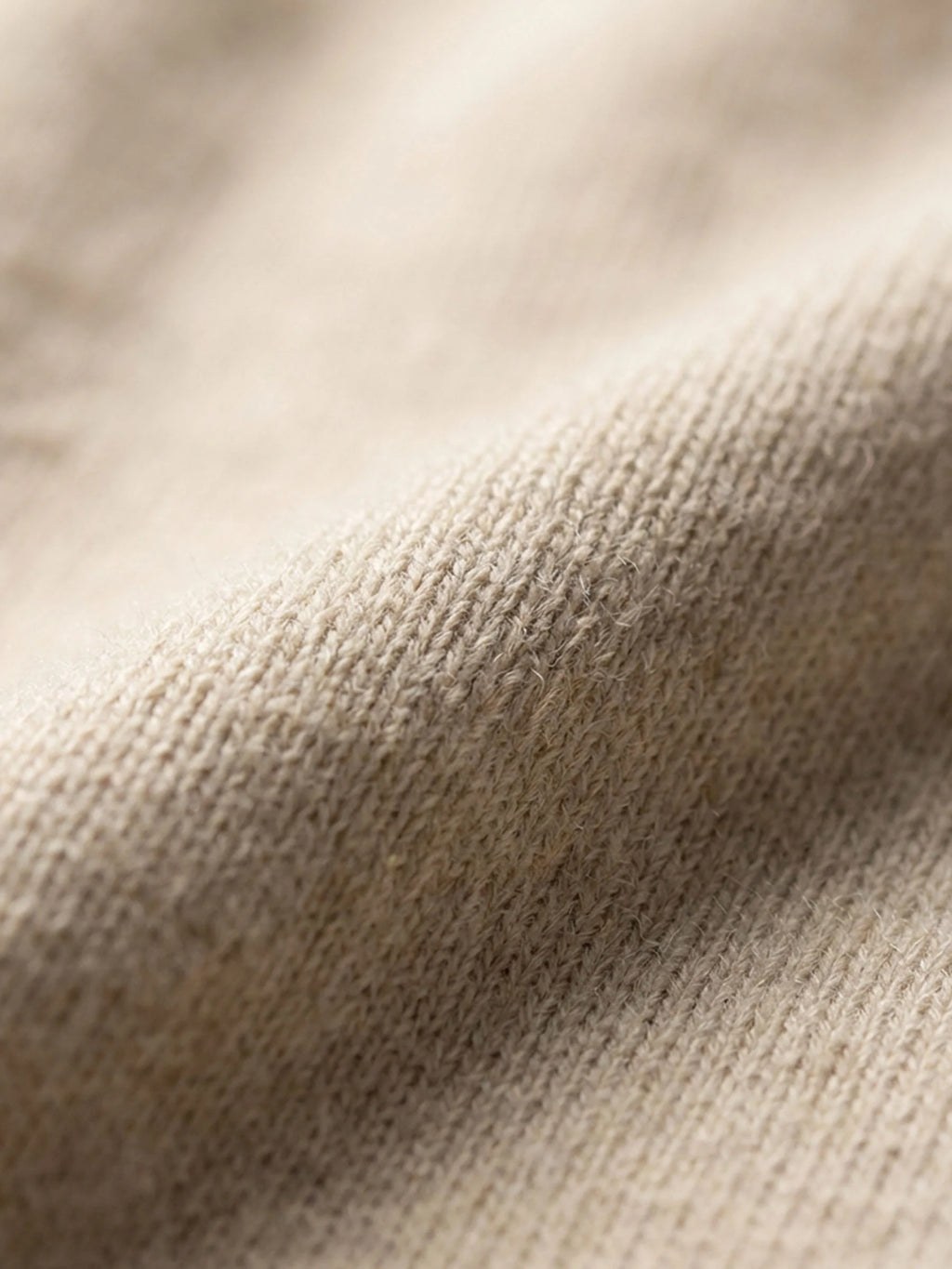 Der beigefarbene Pullover MB877