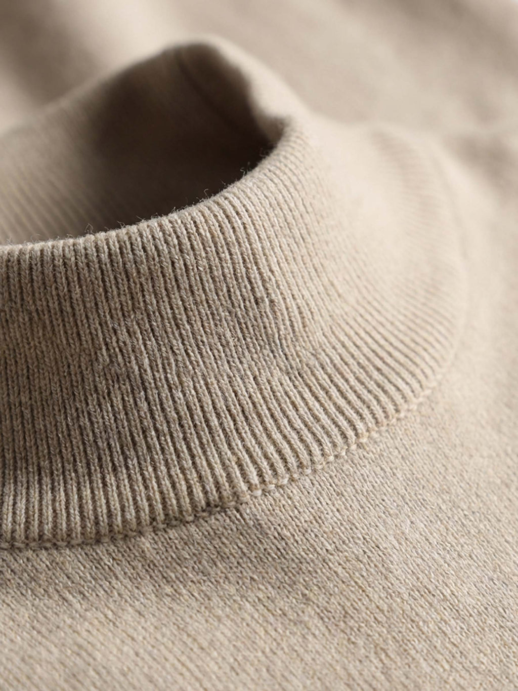 Der beigefarbene Pullover MB877