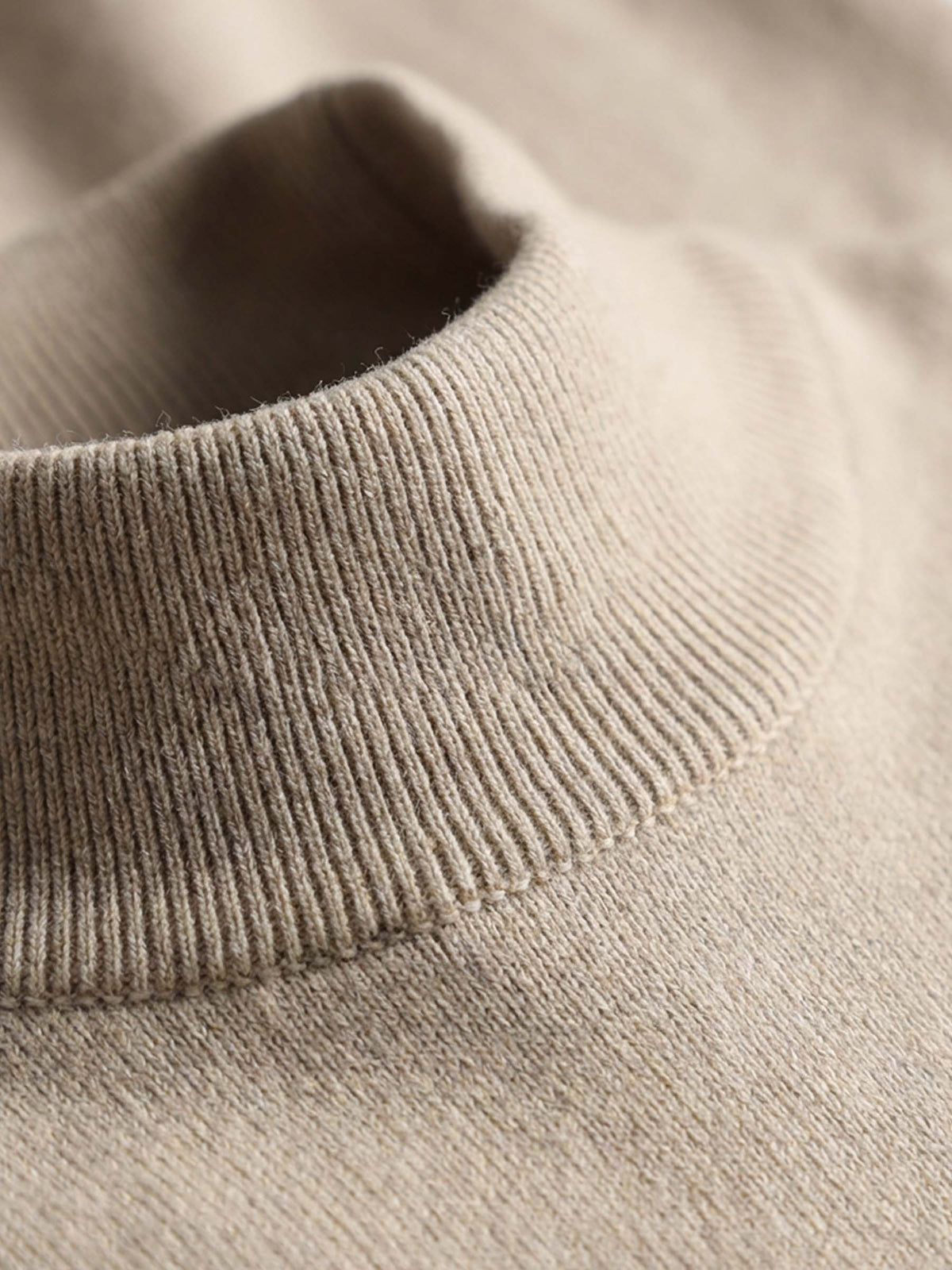 Der beigefarbene Pullover MB877