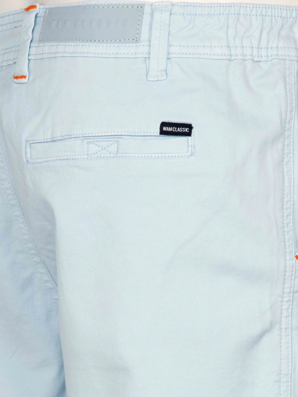 Die hellblauen Shorts von Easton