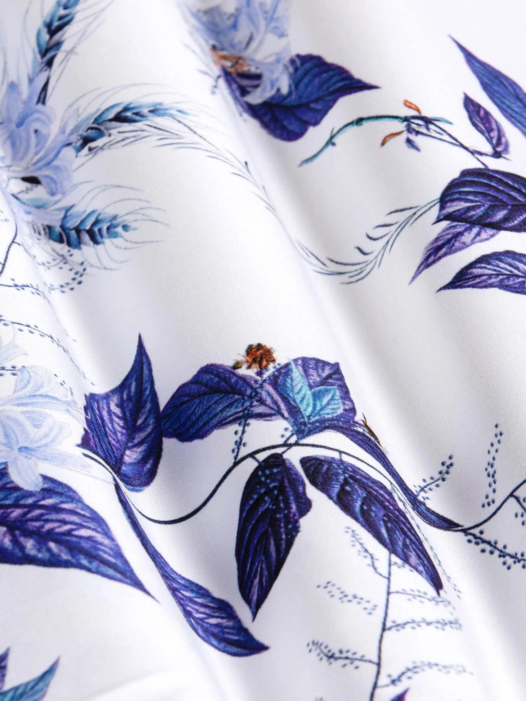 Das weiße Hemd mit Santorini-Blumenmuster