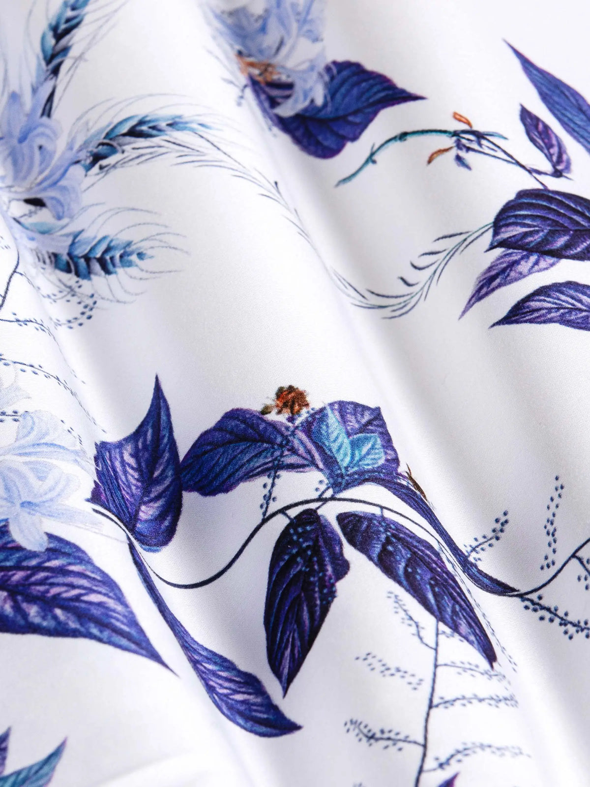 Das weiße Hemd mit Santorini-Blumenmuster