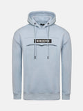 Der hellblaue Titan-Pullover