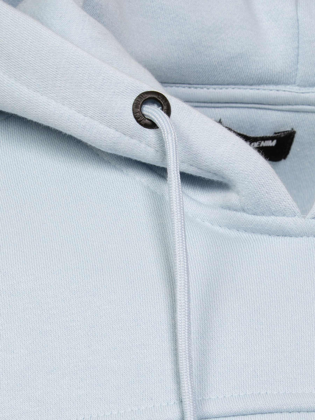 Der hellblaue Titan-Pullover