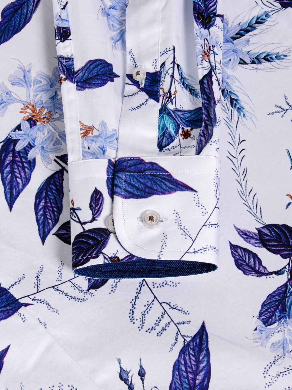 Das weiße Hemd mit Santorini-Blumenmuster