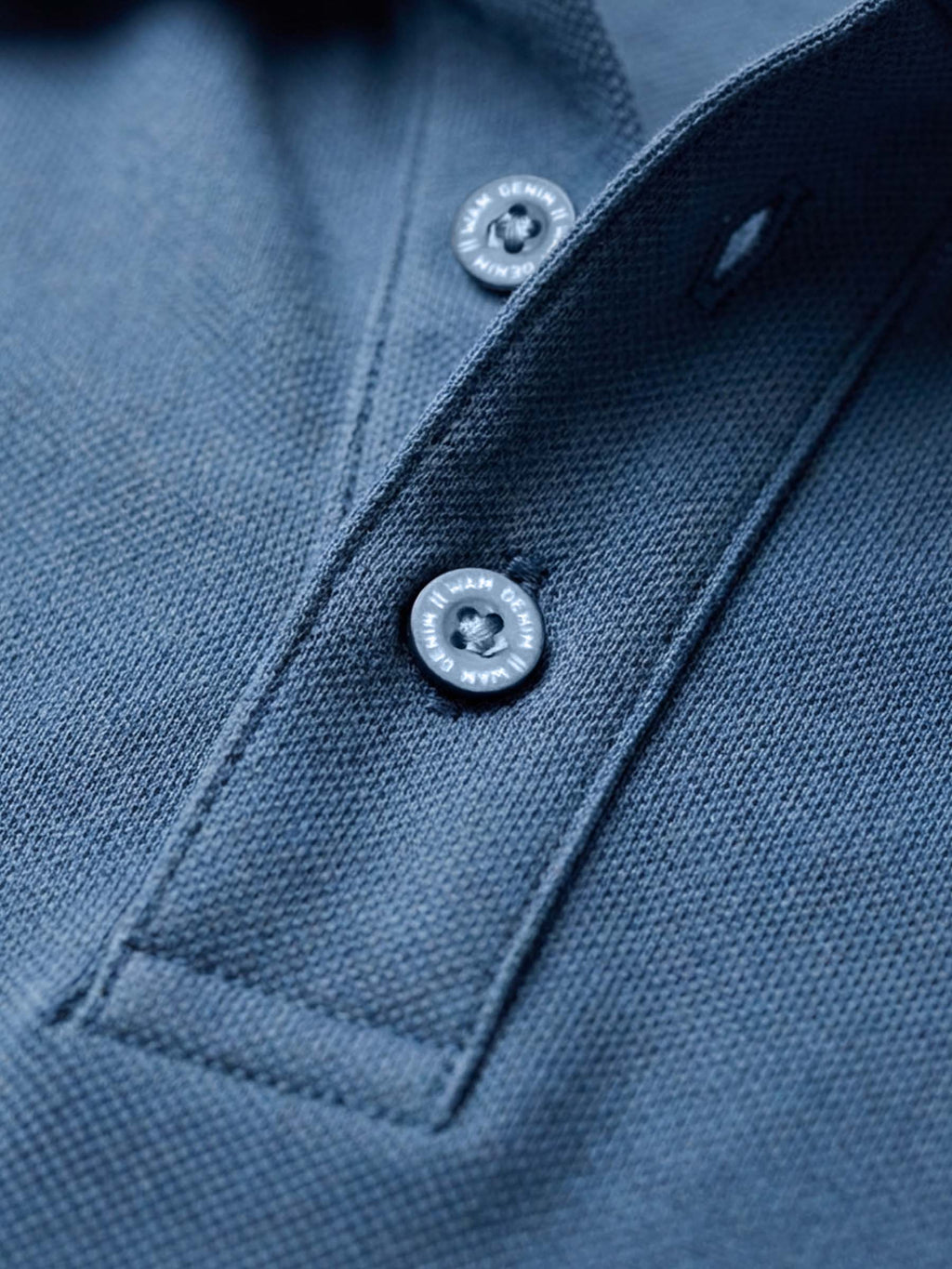 Das blaue Polohemd von Lurian